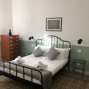 Apartman Caves, Bari